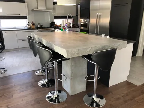 Une table de pierre taillée