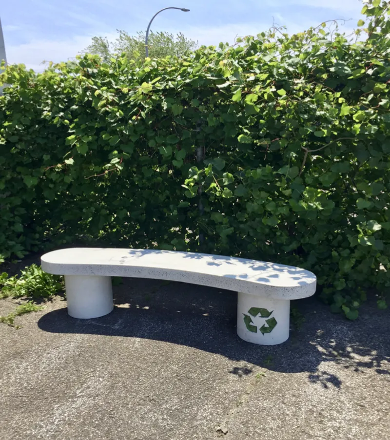 Banc allongé courbé