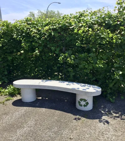 Banc allongé courbé