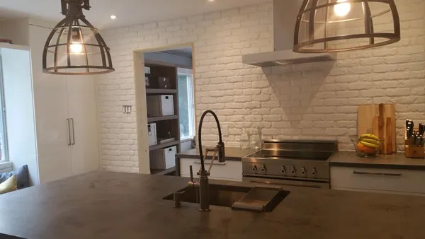 Une cuisine avec de la brique blanche