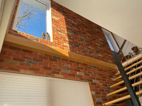 Un mur en brique vieux-montréal près de l'escalier