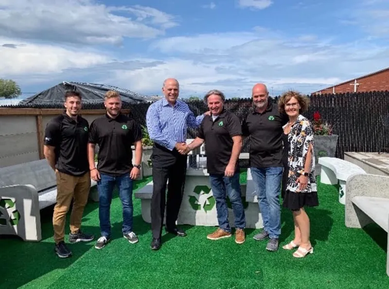 Toute l'équipe de Simax avec l'ancien ministre Fitzgibbon